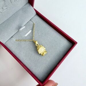 Elegant Gold Pendant Necklace